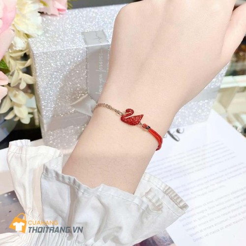 Lắc tay thiên nga đỏ Swarovski mang thiết kế thanh lịch, thể hiện sự duyên dáng và sang trọng của một con thiên nga. Được trang trí một cách tinh tế với những viên pha lê đỏ, nó lấp lánh nhẹ nhàng và phù hợp với bất kỳ bộ trang phục nào