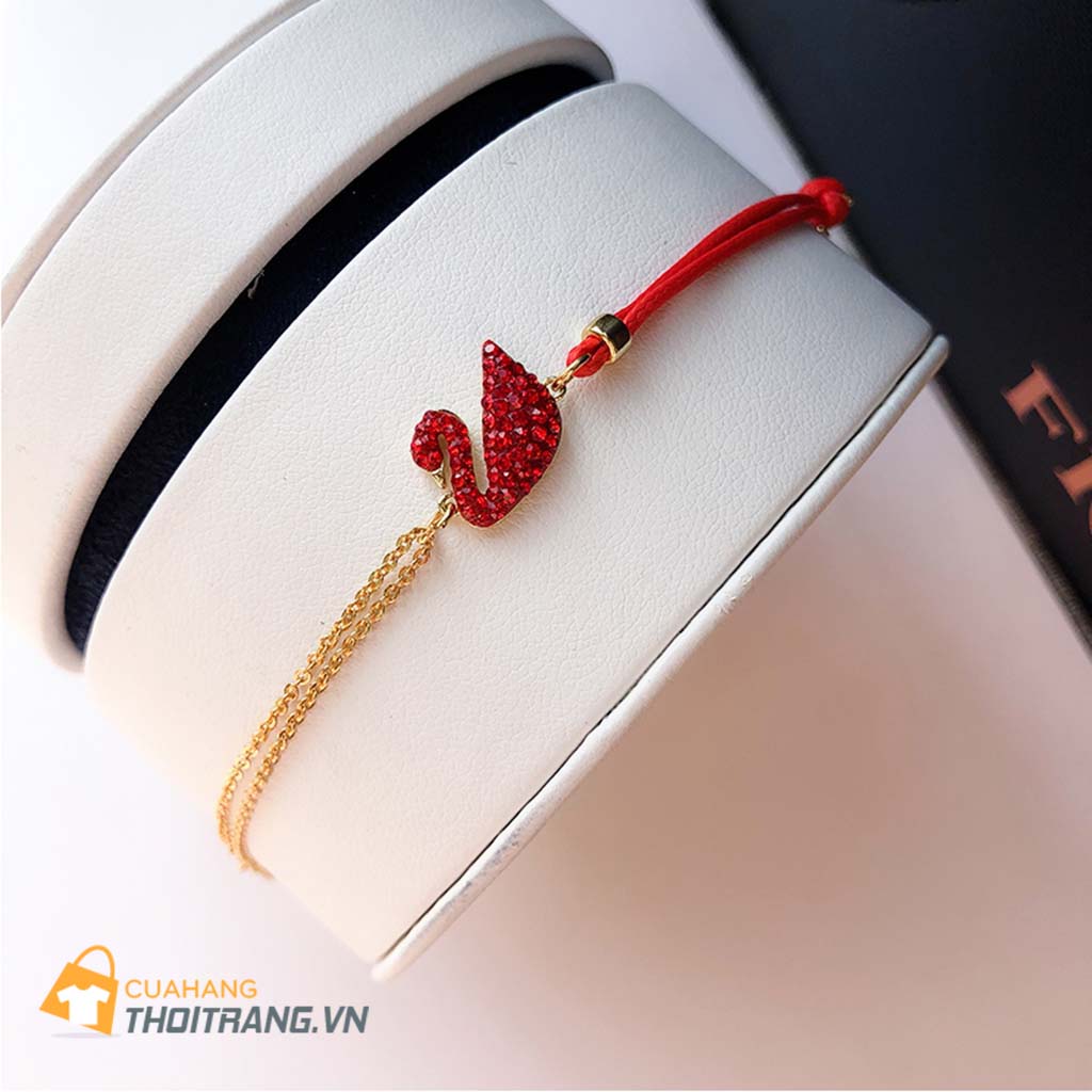 Lắc tay thiên nga đỏ Swarovski mang thiết kế thanh lịch, thể hiện sự duyên dáng và sang trọng của một con thiên nga. Được trang trí một cách tinh tế với những viên pha lê đỏ, nó lấp lánh nhẹ nhàng và phù hợp với bất kỳ bộ trang phục nào