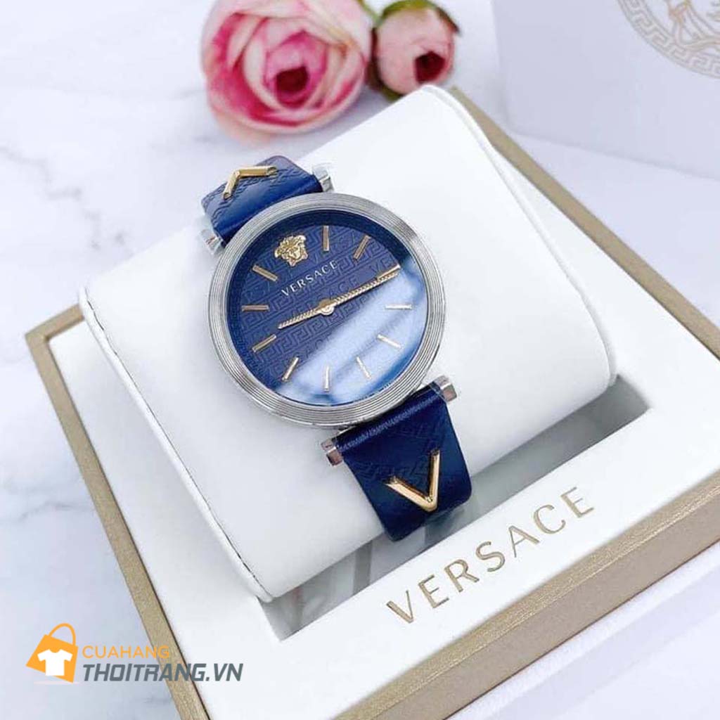 Đồng hồ Versace V-Twist Blue một mẫu thiết kế đẹp, sang trọng và độc đáo. Mặt số màu trắng trẻ trung được chạm khắc tỉ mỉ tên thương hiệu Versace và họa tiết Greca.  Vỏ và các chi tiết kim, cọc số, được mạ PVD Gold sang trọng