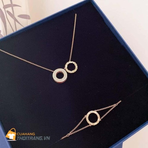 Set dây chuyền kèm lắc tay Swarovski 5358846 Admiration được thiết kế với tông màu vàng cùng với những viên pha lê trong suốt lấp lánh Swarovski đem đến cho người dùng vẻ sang trọng, tinh tế.