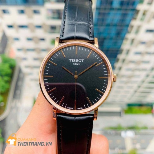 Đồng hồ nam Tissot Everytime Cafe thiết kế độc đáo với mặt đen cọc số gạch đơn giản nhưng rất tinh tế của Tissot. Mặt kính Sapphire chống xước cao và dây da vân cá sấu mềm mại. 