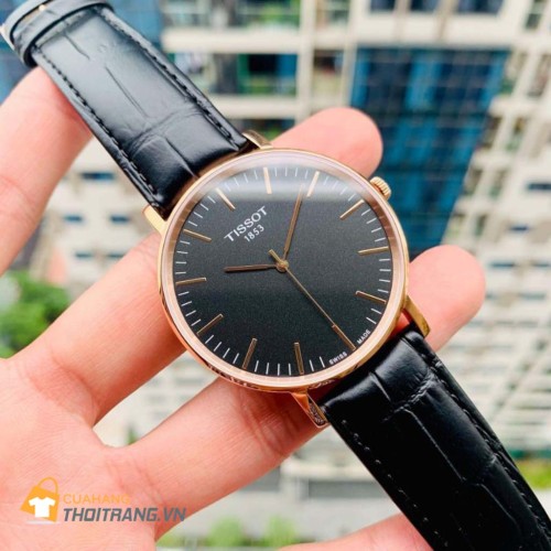 Đồng hồ nam Tissot Everytime Cafe thiết kế độc đáo với mặt đen cọc số gạch đơn giản nhưng rất tinh tế của Tissot. Mặt kính Sapphire chống xước cao và dây da vân cá sấu mềm mại. 