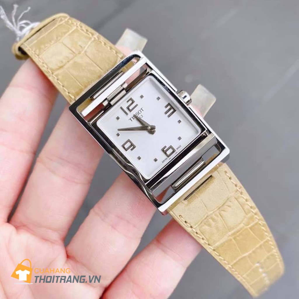 Đồng hồ nữ Tissot Dial Beige Leather T032.309.16.037.00 có mặt kính bằng kính Sapphire chống xước cao, viền ngoài bằng thép không gỉ cao cấp và được mạ PVD nên rất bóng, đẹp, bền màu, dây đeo bằng da chất liệu cao cấp nên rất bền màu, không dễ bong tróc.