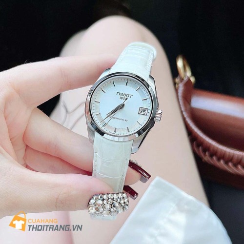 Đồng hồ nữ Tissot T035.207.16.031.00 có đường kính 32 mm và độ dày 10 mm. Mặt kính được làm bằng chất liệu kính sapphire. Dây đeo được làm bằng da mang lại phong cách thanh lịch cho người sử dụng.