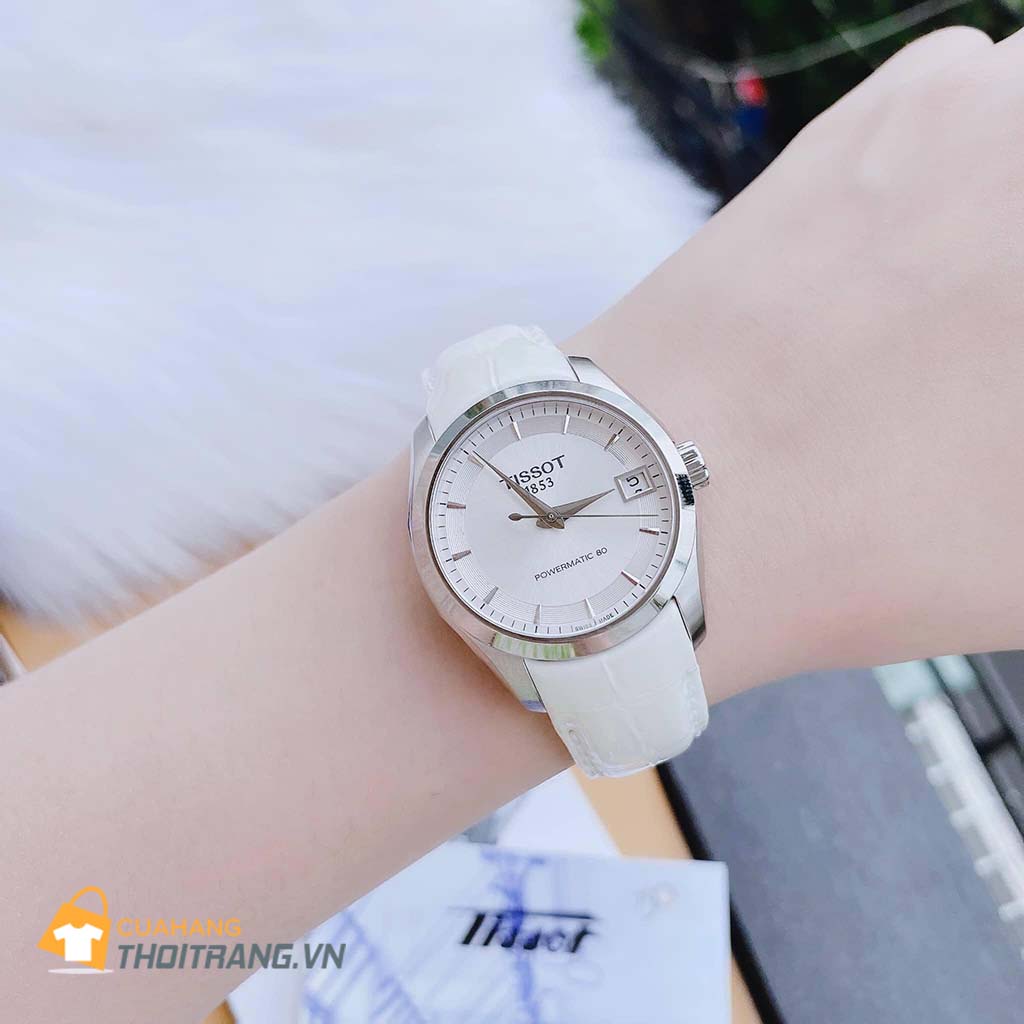 Đồng hồ nữ Tissot T035.207.16.031.00 có đường kính 32 mm và độ dày 10 mm. Mặt kính được làm bằng chất liệu kính sapphire. Dây đeo được làm bằng da mang lại phong cách thanh lịch cho người sử dụng.