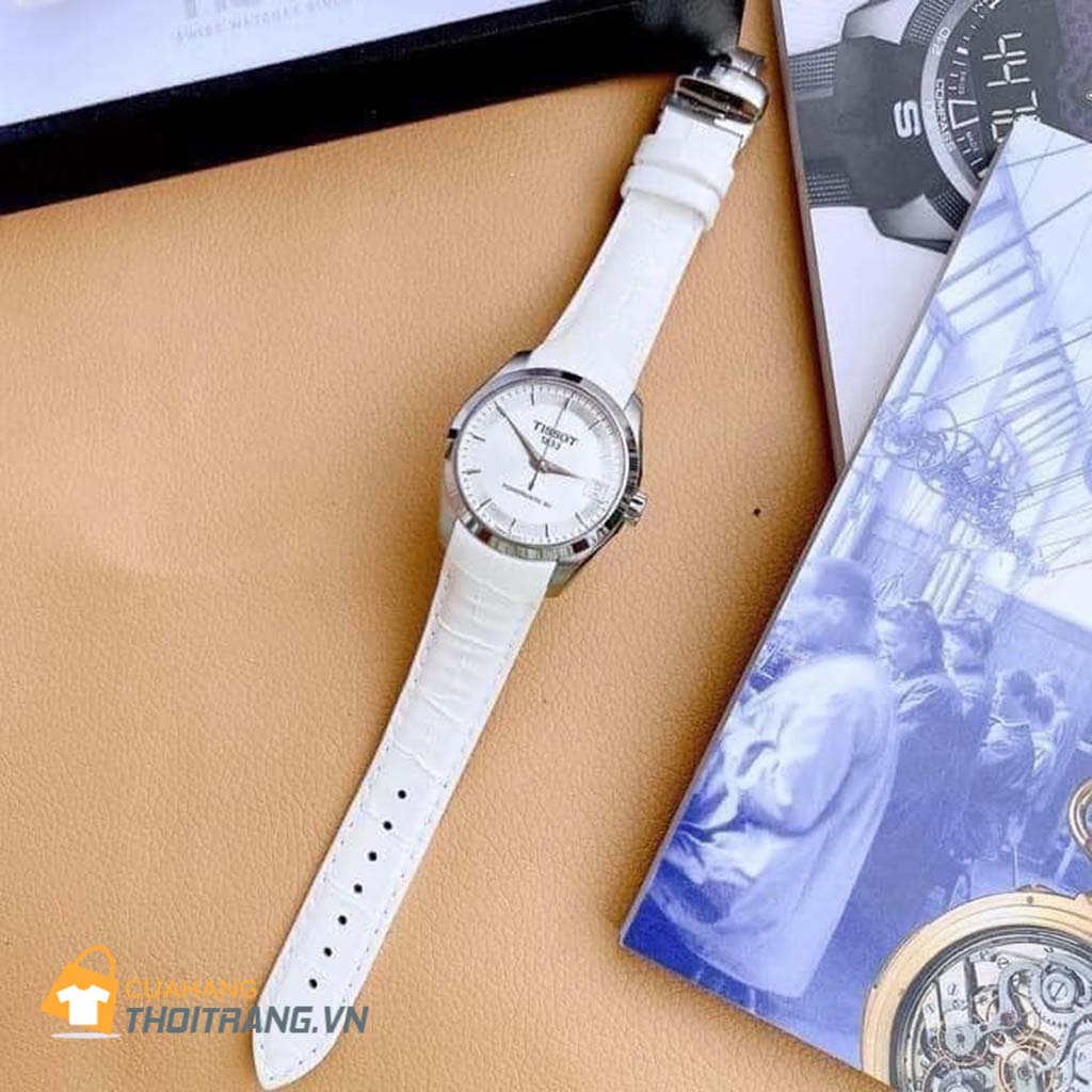 Đồng hồ nữ Tissot T035.207.16.031.00 có đường kính 32 mm và độ dày 10 mm. Mặt kính được làm bằng chất liệu kính sapphire. Dây đeo được làm bằng da mang lại phong cách thanh lịch cho người sử dụng.