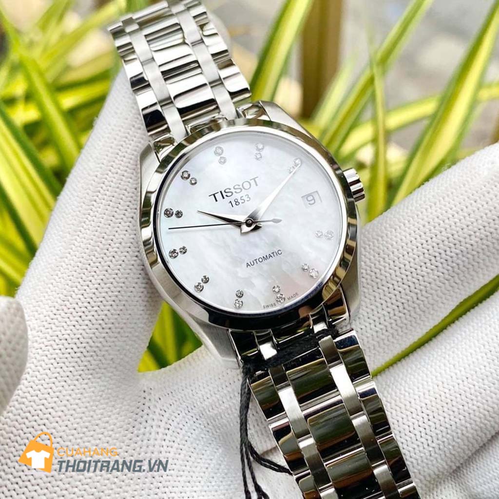 Đồng hồ Tissot Couturier T0352071111600 có đường kính 32 mm và độ dày 8.8 mm. Mặt kính được làm bằng chất liệu kính sapphire. Khung vỏ và dây đeo được làm bằng chất liệu thép không gỉ 316L mang lại nét chắc chắn cho người sử dụng.