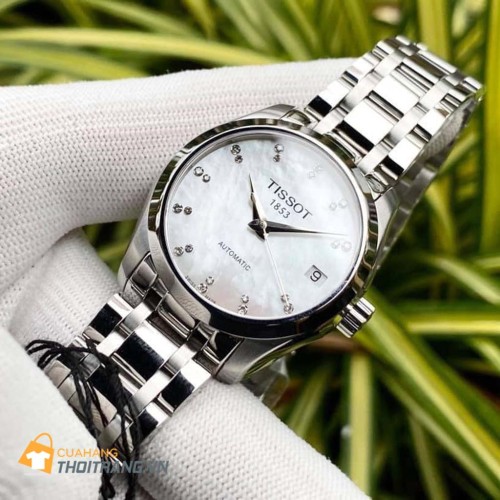 Đồng hồ Tissot Couturier T0352071111600 có đường kính 32 mm và độ dày 8.8 mm. Mặt kính được làm bằng chất liệu kính sapphire. Khung vỏ và dây đeo được làm bằng chất liệu thép không gỉ 316L mang lại nét chắc chắn cho người sử dụng.