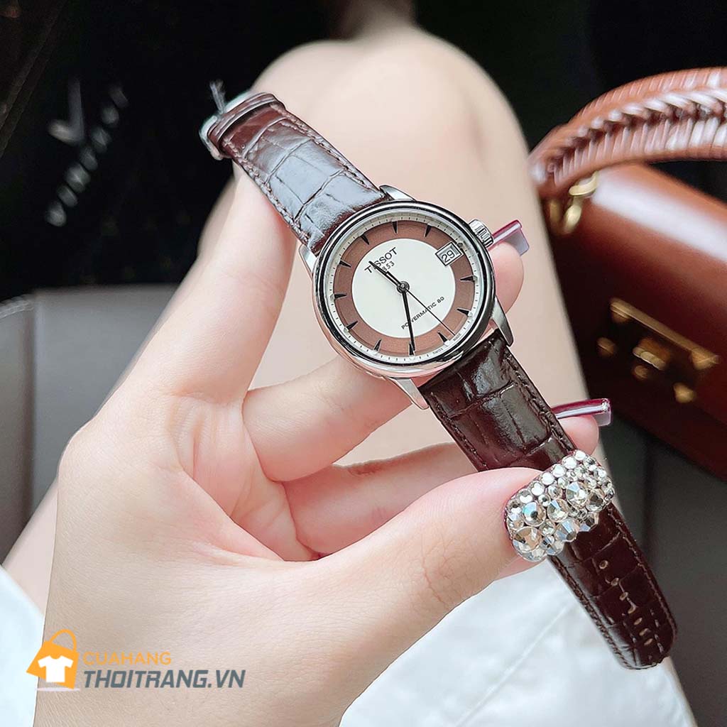 Đồng hồ Tissot Luxury Ladies T086.207.16.261.00 có đường kính 33 mm và độ dày 9.8 mm. Mặt kính được làm bằng chất liệu kính sapphire. Dây đeo được làm bằng da mang lại phong cách thanh lịch cho người sử dụng.