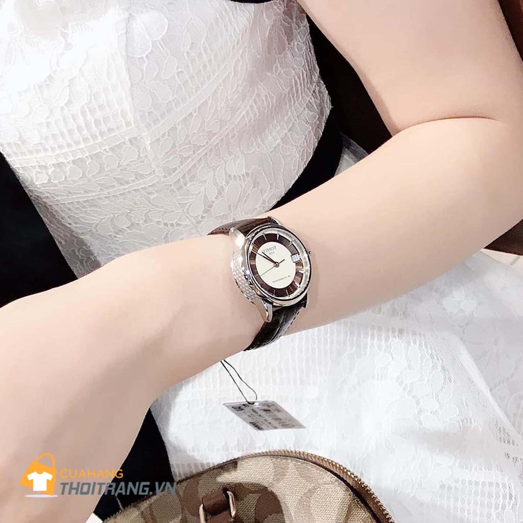 Đồng hồ Tissot Luxury Ladies T086.207.16.261.00 có đường kính 33 mm và độ dày 9.8 mm. Mặt kính được làm bằng chất liệu kính sapphire. Dây đeo được làm bằng da mang lại phong cách thanh lịch cho người sử dụng.
