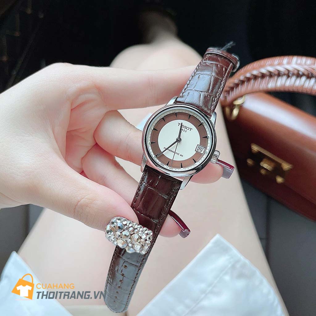 Đồng hồ Tissot Luxury Ladies T086.207.16.261.00 có đường kính 33 mm và độ dày 9.8 mm. Mặt kính được làm bằng chất liệu kính sapphire. Dây đeo được làm bằng da mang lại phong cách thanh lịch cho người sử dụng.