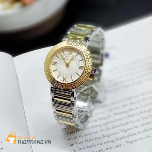 Đồng hồ Versace Tribute VEVG00820 được thiết kế đơn giản nhưng trẻ trung, thời thượng với mặt số màu vàng chạm khắc hoa văn tuyệt đẹp, case mạ vàng tinh xảo cùng dây đeo được làm từ chất liệu cao cấp cực chất đảm bảo lên tay sẽ thích mê luôn.