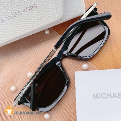Kính mát Michael Kors MK2087U mang dáng vẻ hiện đại với hình dáng chữ nhật, những chiếc kính râm Stowe này được chế tác từ axetat và được trang bị thấu kính chống tia cực tím 100%