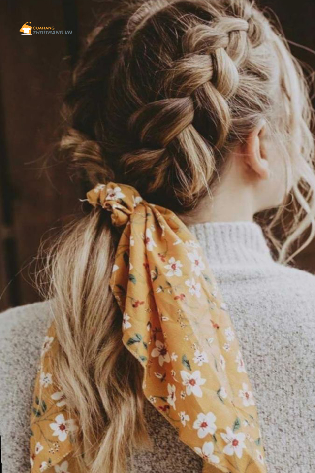 Thay vì buộc tóc đuôi ngựa đơn giản, bạn có thể tết sam rồi buộc bằng khăn bandana