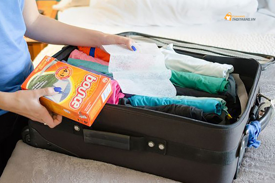 Đối với các chuyến du lịch, đặt giấy thơm vào đáy vali sẽ giữ cho quần áo luôn có mùi dễ chịu.
