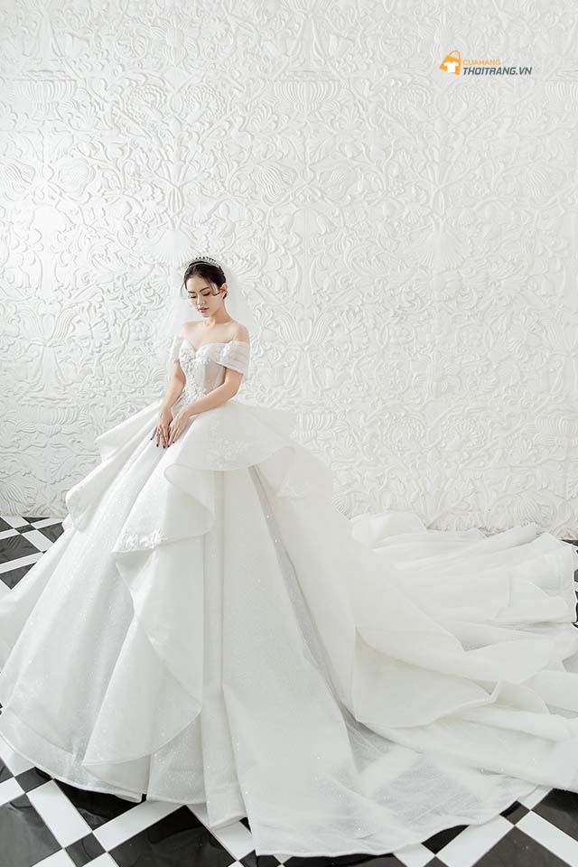  Thiết kế váy cưới nhún bồng bềnh sẽ tạo nên ấn tượng cho cô dâu trong ngày trọng đại.