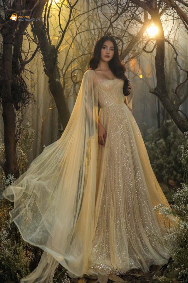 Để mang đến sự mới lạ cho mùa cưới năm nay, các nhà thiết kế đã sáng tạo ra kiểu váy cưới kết hợp áo choàng vương giả